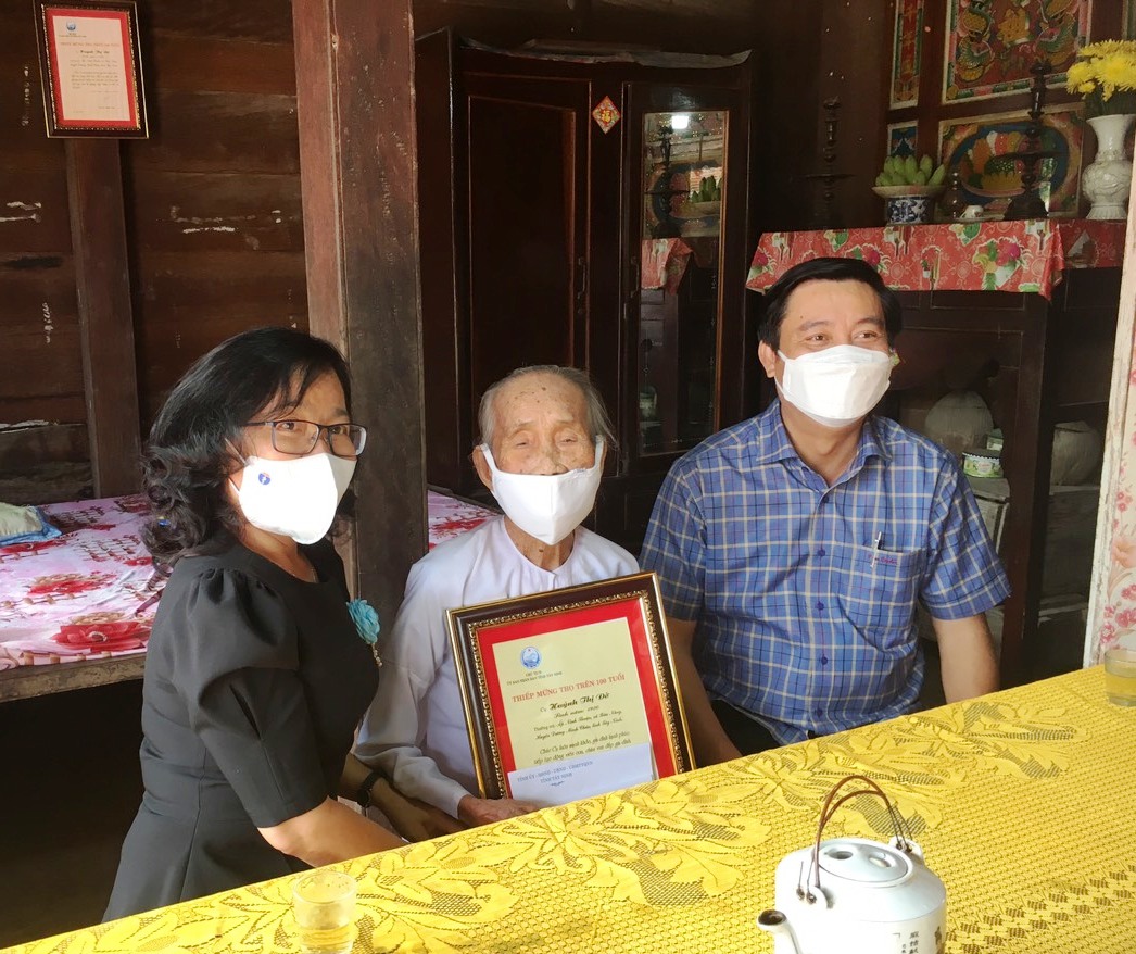 Trưởng Ban Tổ chức Tỉnh ủy thăm tặng quà tết gia đình chính sách, công dân trên 100 tuổi ở Huyện Dương Minh Châu